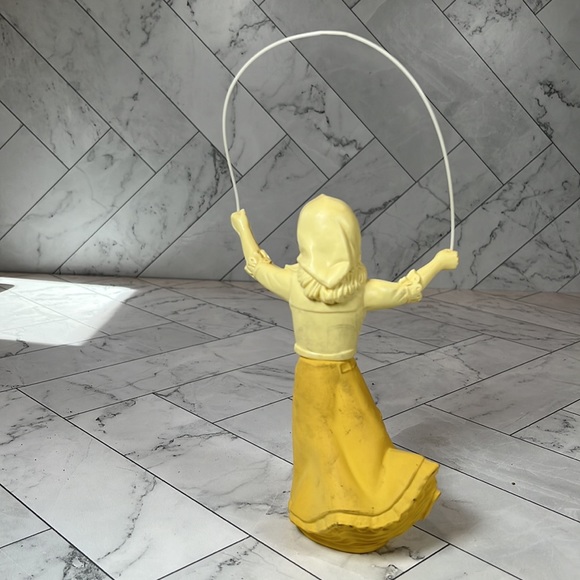 Vintage Retro Avon Decanter Girl Jumping Rope Yellow SWEET HONESTY COLOGNE - Picture 5 of 6